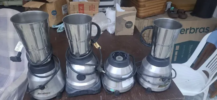 4 liquidificador industrial em perfeito estado de usa,focionando nu valor de cada um $200