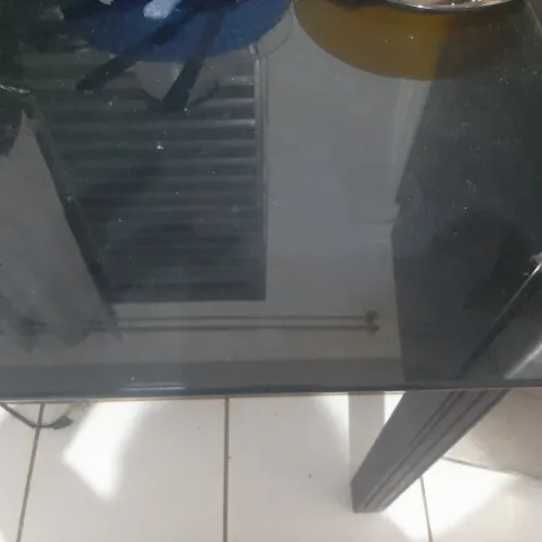 Mesa com tampa de vidro