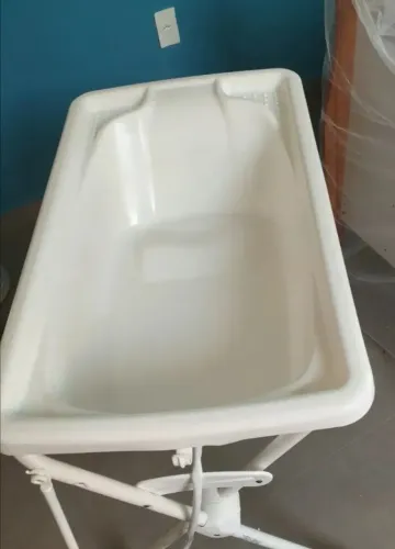 Banheira de bebê+ suporte ( pequeno ferrugem na lateral do pé)
