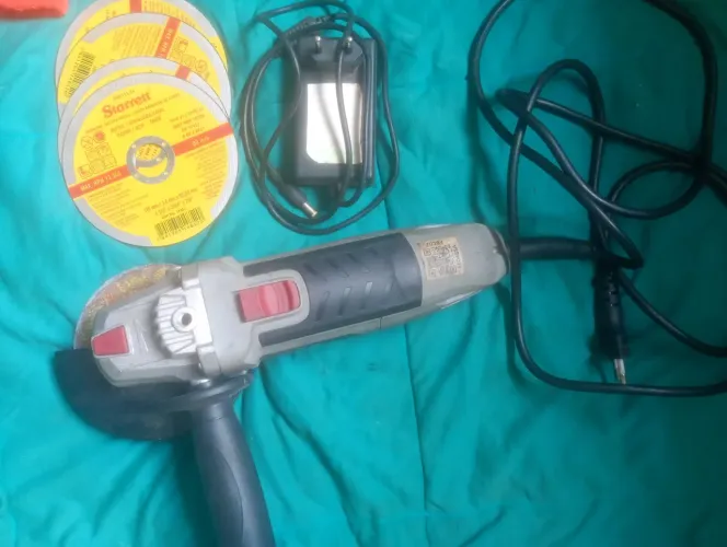 Esmerilhadeira angular Multilaser acompanha disco de corte starre e uma fonte de carregado