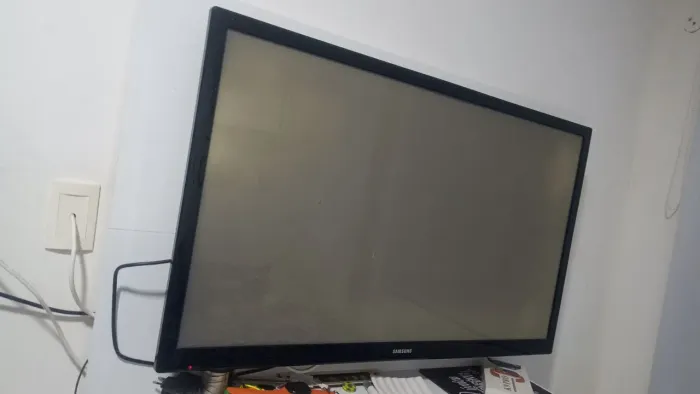 Tv 42' polegadas, não é Smart, é da marca Samsung