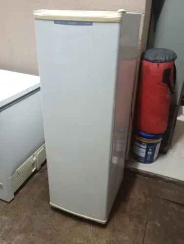 Freezer Vertical Slim pequeno 
