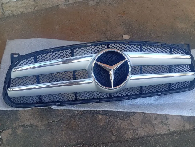 Grade frontal do Mercedes