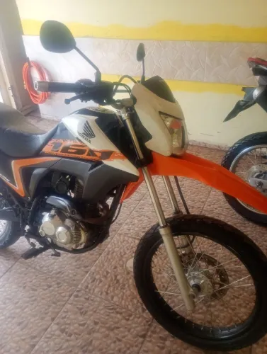 Vende-se uma Bros 160 com débito
