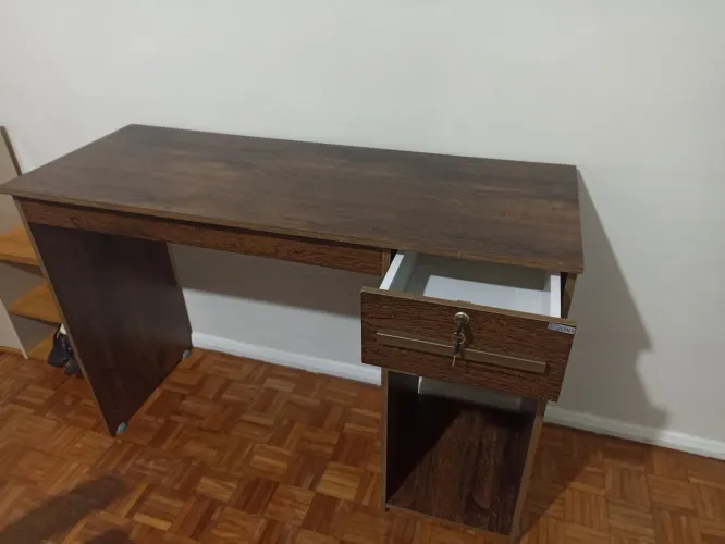 Escrivaninha com cadeira