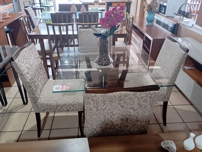 Mesa com tampo de vidro e 4 cadeiras