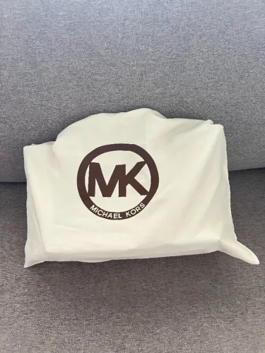 Bolsa Michael Kors. Em ótimo estado. Apenas descosturada na alça.