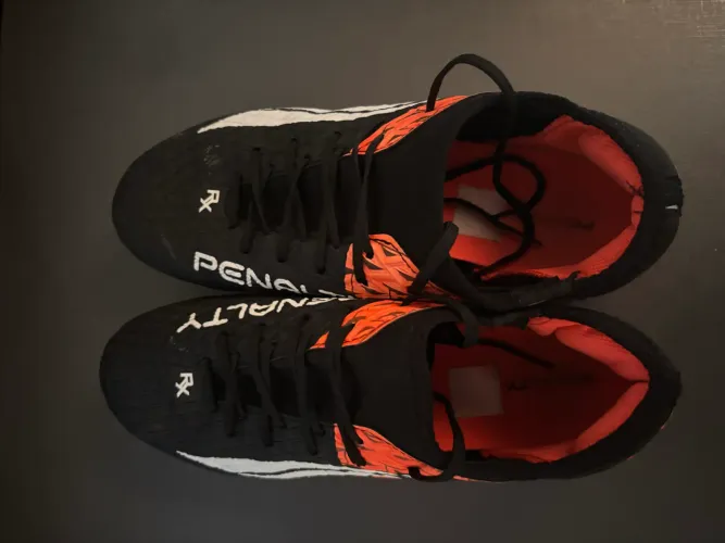 Chuteira Society Penalty RX Preta com Detalhes Laranja - Ótimo Estado