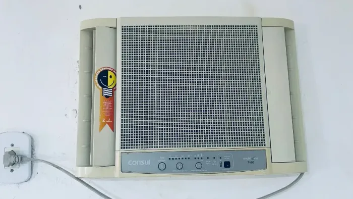 Vendo ar condicionado Consul 7.500 Btus com controle remoto.