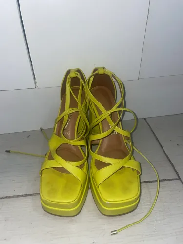 Salto vizzano amarelo
