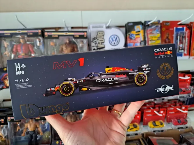 Miniatura 2024 F1 Red Bull RB20 #1 Com Piloto Verstappen 1:24 Com Acrílico Bburago Lacrado