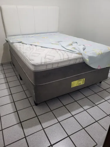 Base de cama de casal c/ colchão e cabeceira almofadada
