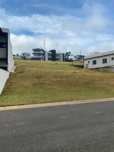 Vende lindo lote em Cezar de Souza, Condomínio Veneza, 315 M²,praticamente plano, ótimo op