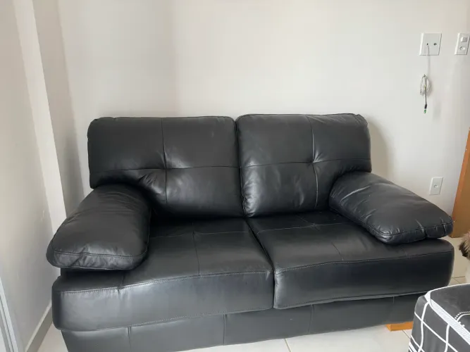 Sofá preto 2 lugares