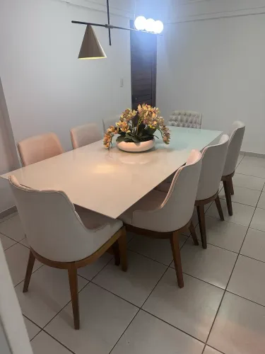 Mesa de jantar com 8 cadeiras