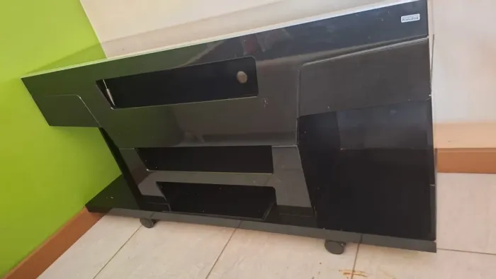 Rack para Sala Premium - Preto Laca Alto Brilho (Com Rodinhas e Porta Basculante)