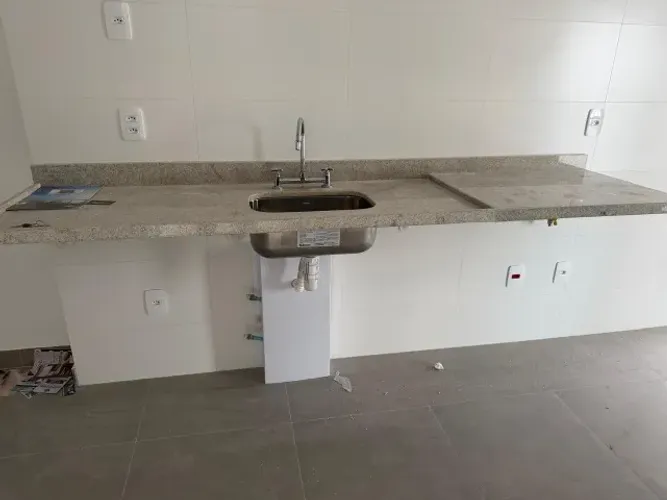 Pias de granito, privada e tanque