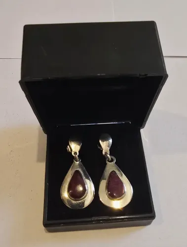 Brinco em prata 950 com pedra natural em tom rosa/vinho