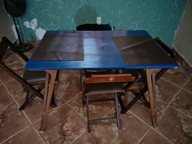 Mesa com tampo de vidro Tok Stok 200 detalhes nos pés ,mas a mesa é linda