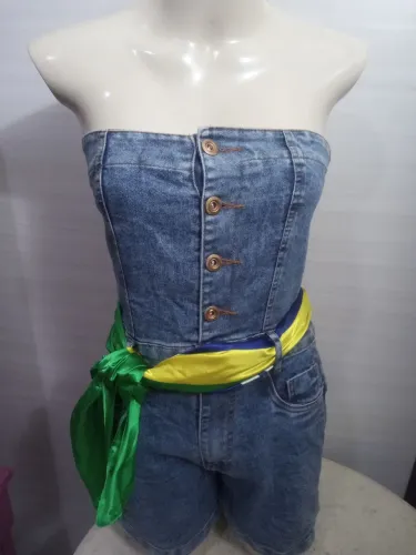 MACACÃO JEANS TOMARÁ QUE CAIA, POSSUI BOLSOS, ELASTANO, VESTE DO 36 AO 38.