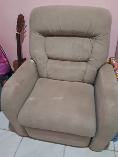 Poltrona reclinável com pequeno defeito de encaixe