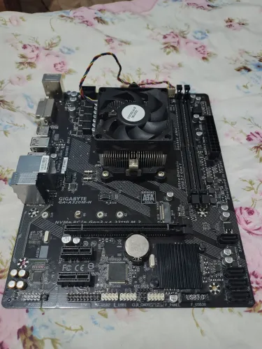 Placa Mãe Gigabyte A320 M-H AMD AM4 (Para Reposição de Peças)