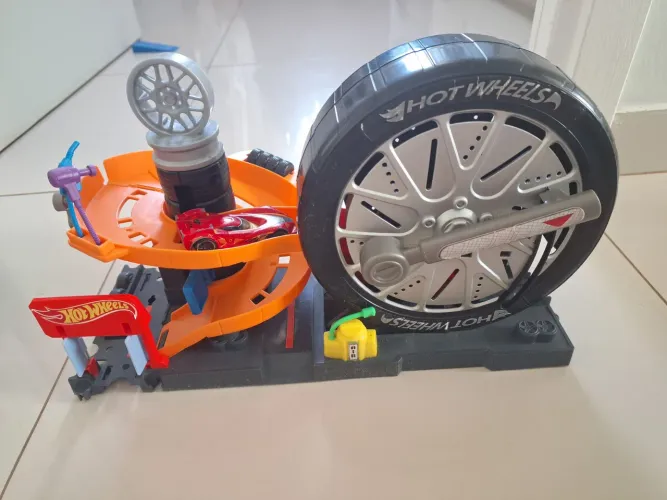 Hot Wheels Pneu Gigante