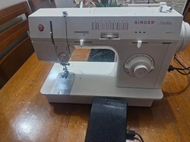Máquina de costura singer facilita 220V
