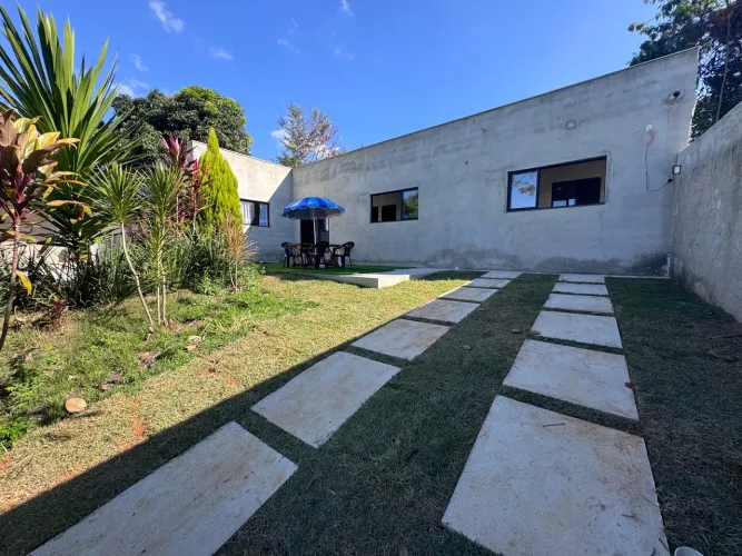 Chácara com casa moderna