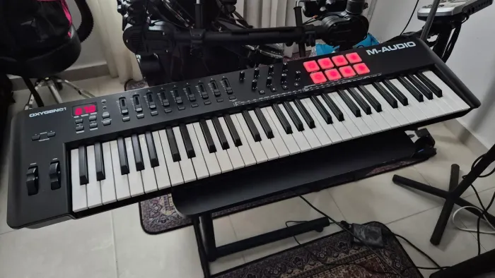 Controlador MIDI OXYGEN 61