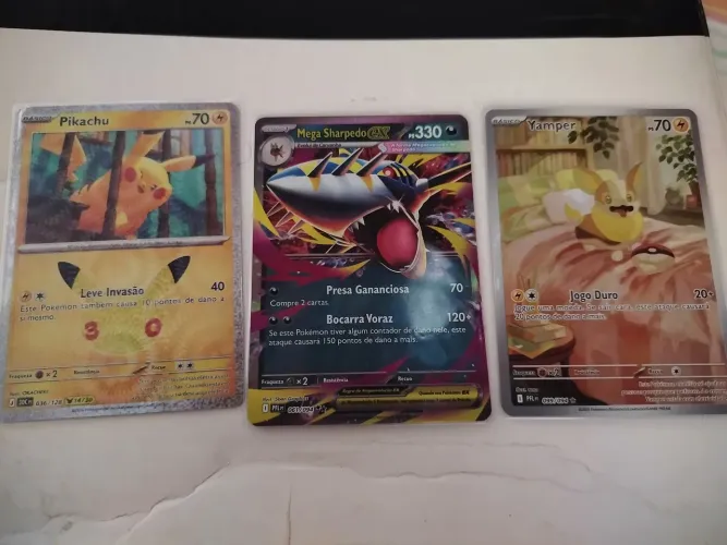 Cartas pokémon TCG (pikachu, mega sharpedo e yamper)