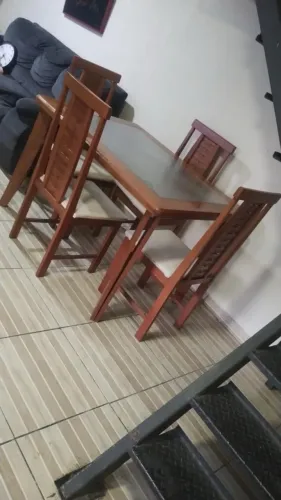 Conjunto Mesa de Jantar em Madeira com 4 Cadeiras Estofadas - Excelente Estado
