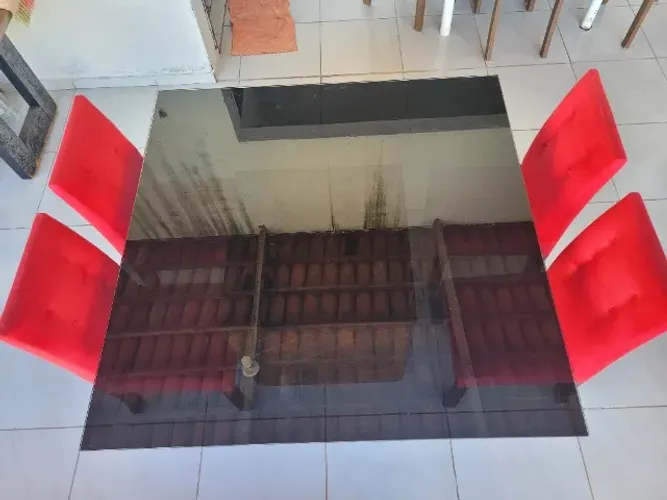 Motivo MUDANÇA - Mesa de jantar tampo de vidro com 8 cadeiras 