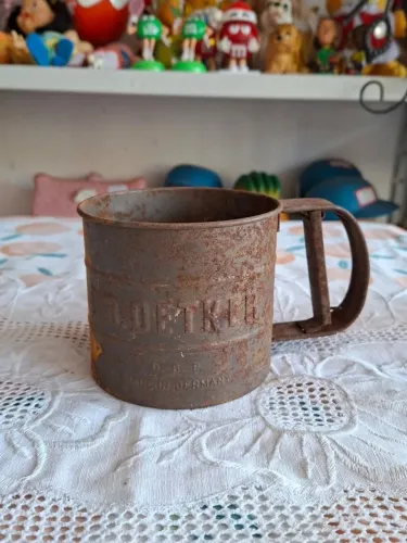 peneira de farinha vintage da marca Dr. Oetker, fabricada na Alemanha.