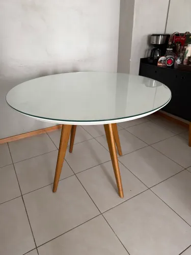 Mesa de Jantar com Tampo de vidro