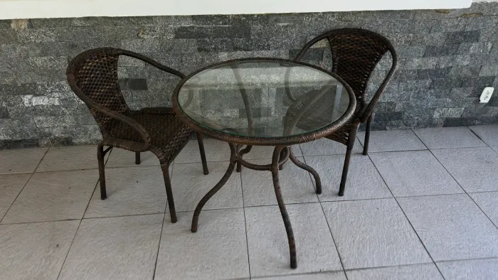 Conjunto de varanda com mesa, sofá e duas cadeiras em vime