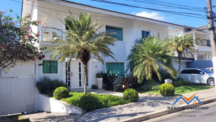 CASA COM PISCINA A VENDA COM 4 SUÍTES ARUJAZINHO CONFIRA!
