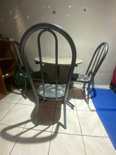 Mesa de mármore com 3 cadeiras