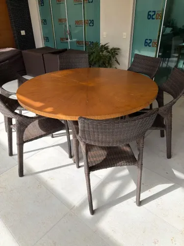 Mesa de jantar redonda com 6 cadeiras de vime