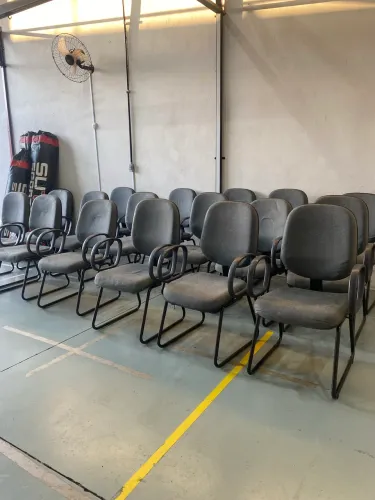 Vende-se 17 cadeiras, 2 armários e mesa