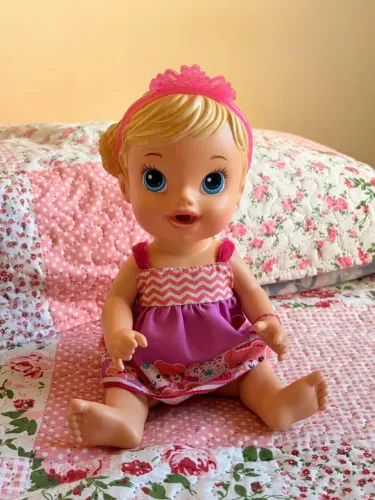Boneca Baby Alive com vestido rosa e tirada