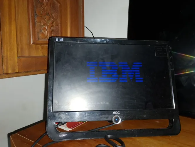 PC antigo IBM está funcionando tem cinco máquinas