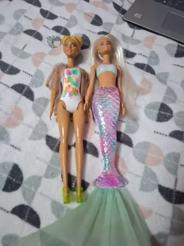 Barbie sereia e areia e sol