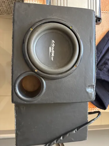 Sub de 8 polegadas e potência Boss CH600m 