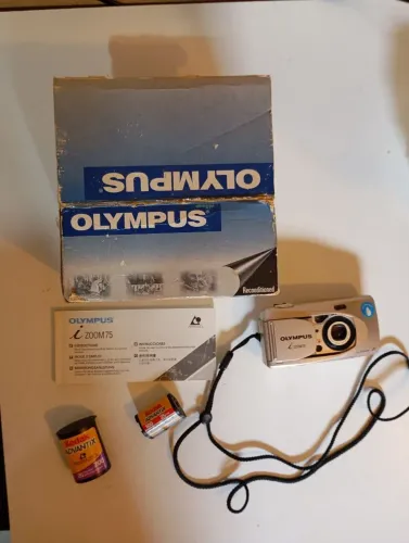 Câmera analógica Olympus iZoom 75 na caixa com o manual e dois filmes Kodak