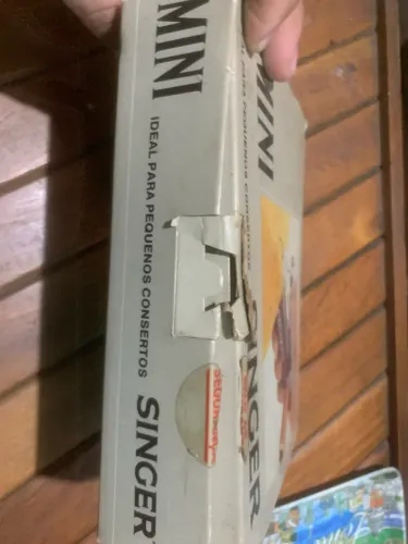 mini máquina de costura portátil manual da marca Singer