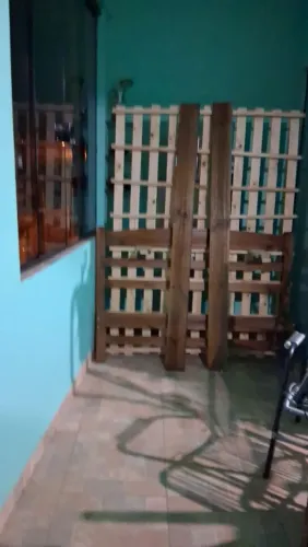 Cama de casal em madeira marrom sem colchão