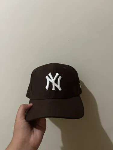 Boné marrom NY