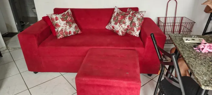 Sofá três lugares e pulf com almofadas e 