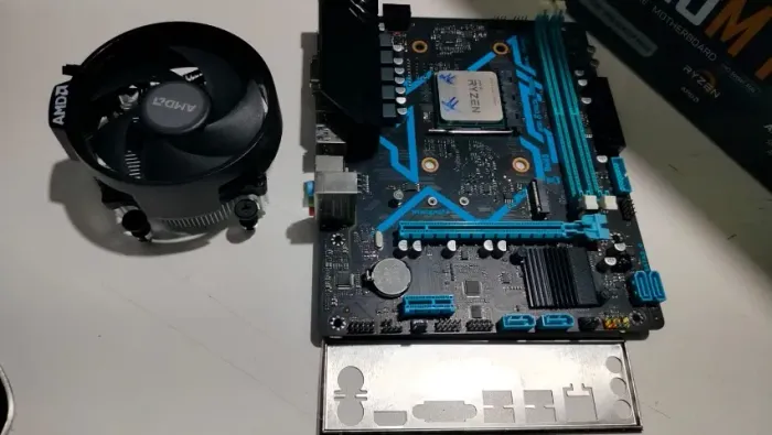 Kit Ryzen 5600GT + Placa A520 Delta Am4